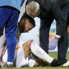 Sergio Ramos cae lesionado en el partido de España en Albania.-EFE / JUANJO MARTÍN