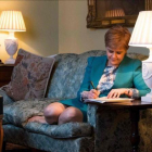 Nicola Sturgeon firma la carta a Theresa May solicitando el referéndum.-STUART NICOL