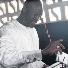 Weah deposita su voto en Monrovia, donde ha sido elegido senador.-Foto: AFP / ZOOM DOSSO