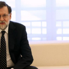 El presidente del Gobierno, Mariano Rajoy, en una dependencia del Palacio de la Moncloa.-JUAN MANUEL PRATS
