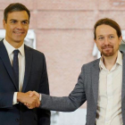 Pedro Sánchez y Pablo Iglesias formalizan el acuerdo sobre los Presupuestos del 2019, este jueves en la Moncloa.-JOSE LUIS ROCA