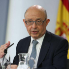 El ministro de Hacienda, Cristóbal Montoro, en rueda de prensa posterior a una reunión del Consejo de Ministros.-DAVID CASTRO (EL PERIÓDICO)