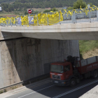 Lazos amarillos en una carretera catalana.-ALBERT BERTRAN