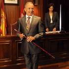 José Antonio de Miguel Nieto con el bastón de alcalde en la ceremonia de toma de posesión del cargo. / ÚRSULA SIERRA-