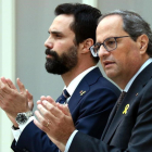El president de la Generalitat, Quim Torra y el president del Parlament, Roger Torrent, durante su comparecencia en el Parlament-EL PERIÓDICO