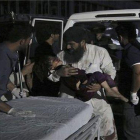 Trasladan al hospital a los heridos por una explosión en Kabul.-AP