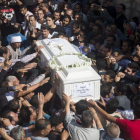 Cientos de personas llevando el ataúd de uno de los fallecidos en el atentado de Minya.-EPA