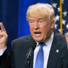 Donald Trump, durante un acto electoral en Manchester (New Hampshire), el lunes.-AP / JIM COLE