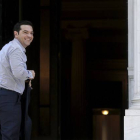 El primer ministro griego, Alexis Tsipras, a la llegada a su oficina este sábado.-Foto:   REUTERS / ALKIS KONSTANTINIDIS