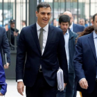 El Secretario General del PSOE, Pedro Sánchez, acompañado por miembros del grupo socialista a su llegada al Congreso.  El Secretario General del PSOE, Pedro Sánchez, acompañado por miembros del grupo socialista a su llegada al Congreso-JUAN CARLOS HIDALGO (EFE)