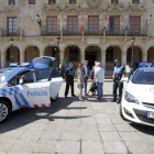 Vehículos de la Policía Local frente al Ayuntamiento de Soria. HDS