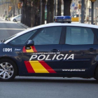 Un coche patrulla de la Policía Nacional.-FERRAN NADEU