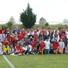 Alumnos del Sagrado Corazón junto a Vicente del Bosque y los jugadores de la selección española ahora concentrados en Las Rozas.-RFEF