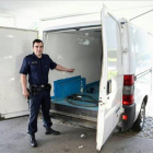 Un agente austriaco muestra la camioneta en la que viajaban los tres niños hallados en estado grave, este sábado, en Braunau (Austria).-DANIEL SCHARINGER / EFE