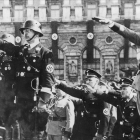 El jefe de la SS, Heinrich Himmler, en una parada militar en 1938.-