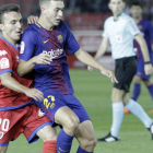 Pablo Valcarce pugna con un jugador del Barcelona B en el partido de la primera vuelta.-LUIS ÁNGEL TEJEDOR