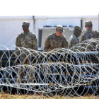 Militares colocan alambres-AFP