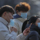 Ciudadanos chinos se protegen del coronavirus de Wuhan.-/ EFE