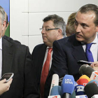 José Luis Astiazarán, presidente de la LFP, atendiendo a los medios junto con Víctor Martín, en la sede de la Liga.-