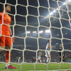 Iker Casillas mira el balón tras el tanto de la Juventus, en el partido jugado en Turín.-