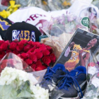Flores, camisetas y otros recuerdos, en homenaje a Bryant a la entrada del gimnasio que lleva su nombre en la ciudad de Wynnwood, a las afueras de Filadelfia, la ciudad natal del jugador fallecido.-AP / CHRIS SZAGOLA