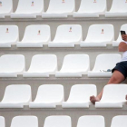 Un hombre espera el inicio de un encuentro de waterpolo en los Juegos del Mediterráneo de Tarragona, el pasado 26 de junio.-EL PERIÓDICO
