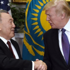 Trump (derecha) y el presidente de Kazajistán, Nursultan Nazarbayev, tras su encuentro en la Casa Blanca, el 16 de enero.-EFE / OLIVIER DOULIERY