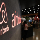 Logotipo de Airbnb en las oficinas de Tokio, Japón.-EL PERIÓDICO