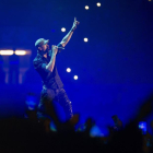 El cantante Enrique Iglesias, en un momento del concierto de este sábado por la noche en Santander.-EFE / PEDRO PUENTE HOYOS