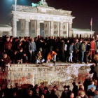 Centenares de alemanes orientales suben al muro cerca de la Puerta de Brandenburgo, el 11 de noviembre de 1989.-GERARD MALIE (AFP)