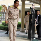 El general Prayuth se despide de la prensa y deja a su doble de cartón, en Bangkok.-REUTERS