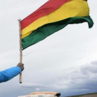 Un persona ondea una bandera de Bolivia. HDS