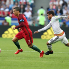 Ronaldo se va de Jonathan Dos Santos en el primer tiempo del Portugal-México.-EFE / TOLGA BOZOGLU