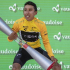 Egan Bernal, con la singular copa como vencedor de la Vuelta a Suiza.-EFE / EPA/ URS FLUEELER