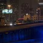 Un coche de policía patrulla las calles de Houston después del anuncio del toque de queda anunciado por el alcalde de la ciudad, Sylvester Turner-BRENDAN SMIALOWSKI