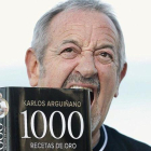 Karlos Arguiñano, con su nuevo libro.-JUAN HERRERO (EFE)