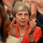 La primera ministra británica, Theresa May, aplaude durante una intervención en la Conferencia anual del Partido Conservador.-JEFF. J. MITCHELL (GETTY IMAGES)
