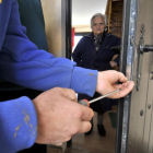 El cerrajero cambia el bombín en la puerta de una de las viviendas robadas-V.G.