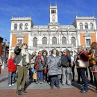 La guía Inés Retortillo, frente al Ayuntamiento de Valladolid, con un grupo de turistas. --- J.M. LOSTAU