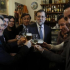 Mariano Rajoy, acompañado de varios diputados del PP, este jueves, celebrando la Navidad en un bar próximo al Congreso.-EFE / JUAN CARLOS HIDALGO