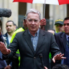 El expresidente Álvaro Uribe gesticula tras votar en el referéndum, este domingo, en Bogotá.-REUTERS / JOHN VIZCAINO