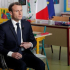Emmanuel Macron en un aula, el pasado mes de abril.-POOL