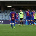 Los jugadores del Eldense y el Barça B, durante el partido disputado el pasado sábado en el Miniestadi.-IGNASI PAREDES