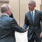 Frío saludo entre Obama y Putin, en una cumbre en Hangzhou (China).-AFP