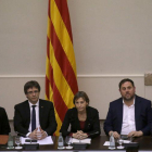 De izquierda a derecha:  Ada Colau, Carles Puigdemont, Carme Forcadell, Oriol Junqueras, y Raül Romeva, en el Parlament de Catalunya, el viernes.-Manu Fernandez / AP