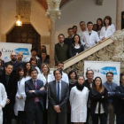 Los participantes en CaixaImpulse posan en el Palau Macaya con Carles Trenchs y Jordi Portabella al frente.-DANNY CAMINAL