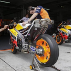 Los mecánicos de Marc Márquez ponen a punto la nueva Honda para su piloto, en los recientes ensayos de Sepang (Malasia).-