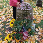 La lápida de Susan B. Anthony, cubierta de pegatinas Yo voté.-DEBORAH L. HUGHES / AP Una tumba del cementerio Mount Hope, en Rochester, Nueva York, ha aparecido una vez más llena de pegatinas. No es vandalismo sino una tradición y, en cierto modo, un gesto de reconocimiento. Las estampas ‘Yo voté’ cubren la lápida d