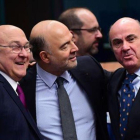 Sapin, Moscovici y Guindos, en Bruselas, durante la reunión del Eurogrupo del lunes..-AFP / EMMANUEL DUNAND