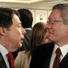 Los expresidentes de la Comunidad de Madrid Ignacio González y Alberto Ruiz-Gallardón.-EFE / PACO CAMPOS